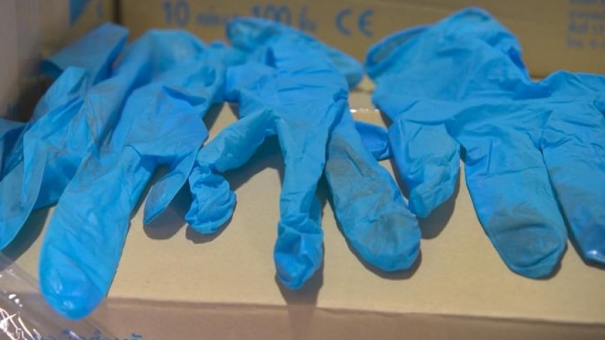 CNN điều tra vụ Mỹ nhập hàng chục triệu găng tay y tế bẩn đã sử dụng từ Đông Nam Á